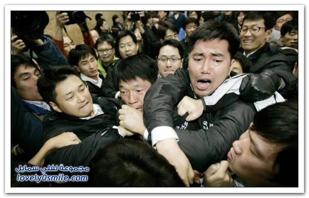 صور للمشاجرات السياسية South-Korea-fight-02