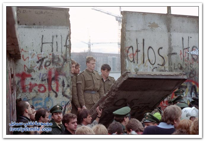 صور جديدة لأحداث جدار برلين Berlin-Wall-10