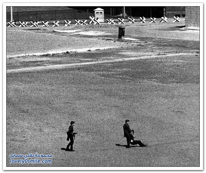 صور نادرة قبل إزالة جدار برلين After-20-years-Berlin-Wall-021