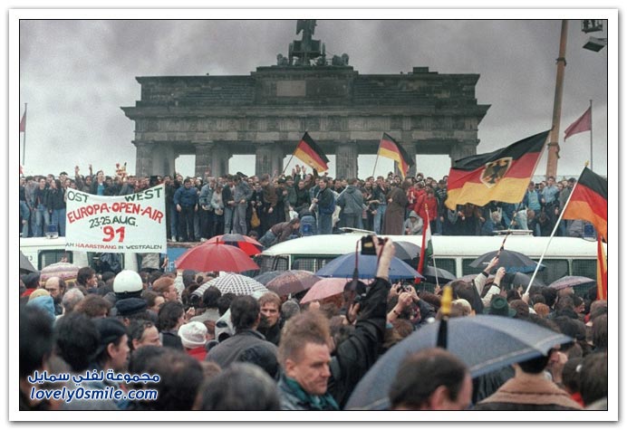 صور نادرة قبل إزالة جدار برلين After-20-years-Berlin-Wall-045