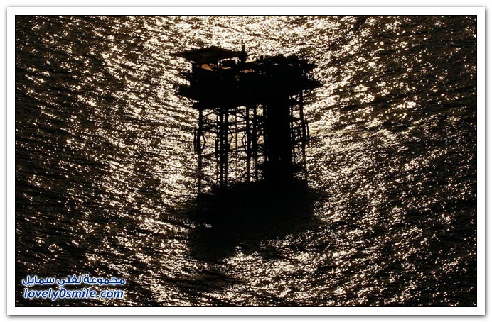 صورأنفجارفى محطة تنقيب لنفط وتسربه على سواحل لويزيان Explosion-leakage-oil-exploration-station-37