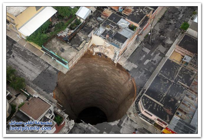 صور العاصفة :أجا ثا تفتح حفرة عميقة فى غوا تيما لامن Giant-sinkhole-in-guatemala-02