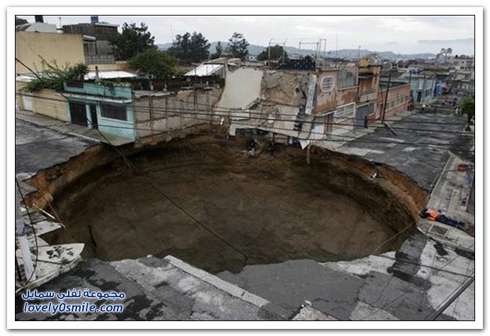 صور العاصفة :أجا ثا تفتح حفرة عميقة فى غوا تيما لامن Giant-sinkhole-in-guatemala-03