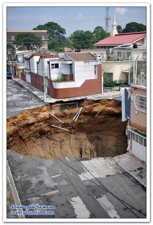 صور العاصفة :أجا ثا تفتح حفرة عميقة فى غوا تيما لامن Giant-sinkhole-in-guatemala-04