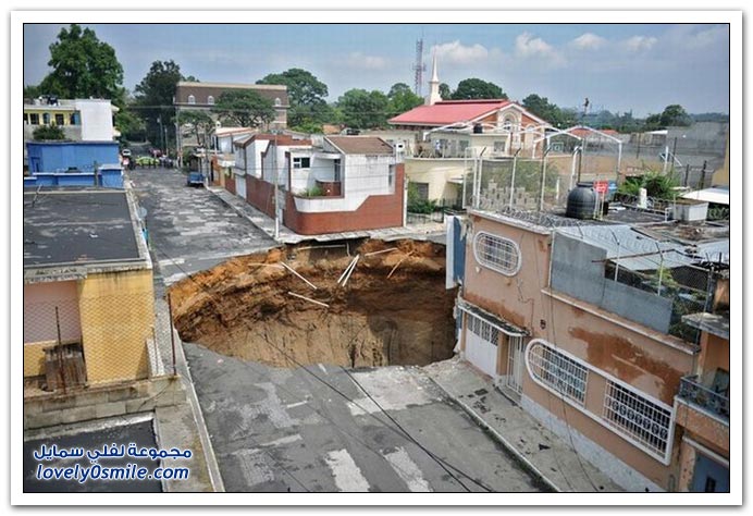 صور العاصفة :أجا ثا تفتح حفرة عميقة فى غوا تيما لامن Giant-sinkhole-in-guatemala-05