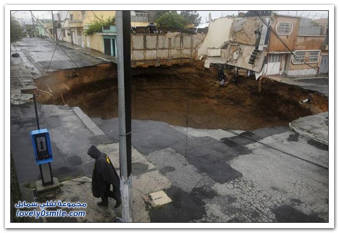 صور العاصفة :أجا ثا تفتح حفرة عميقة فى غوا تيما لامن Giant-sinkhole-in-guatemala-07