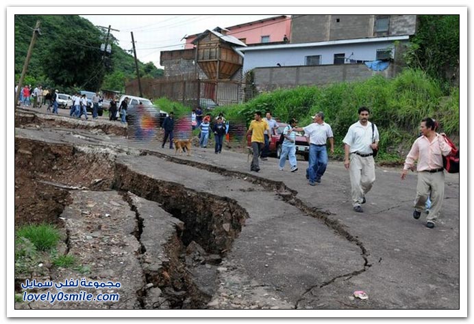 صور العاصفة :أجا ثا تفتح حفرة عميقة فى غوا تيما لامن Giant-sinkhole-in-guatemala-10