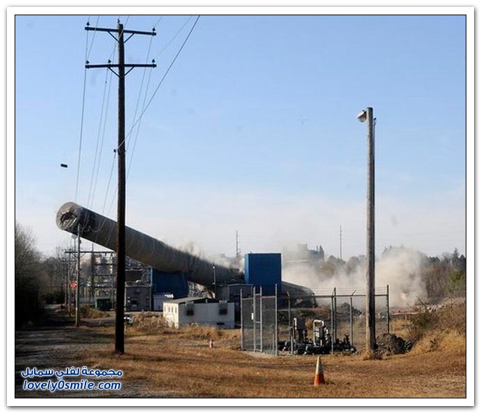  خطأ في هدم مدخنة توليد طاقة Smokestack-demolition-07