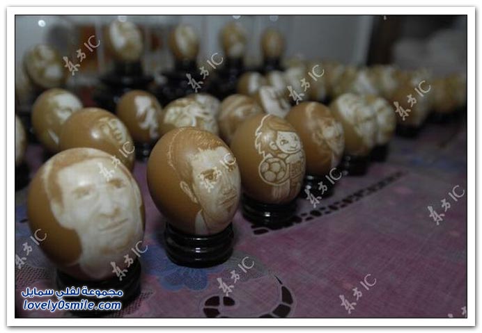 فنان صيني يرسم نجوم كرة القدم على البيض  World_cup_egg_carving_01