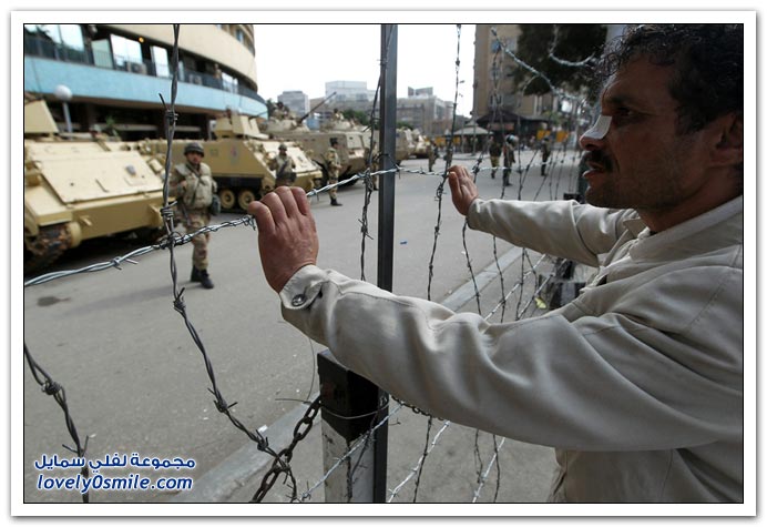 نهاية تضحيات وصبر شعب مصر Mubarak-step-down-30