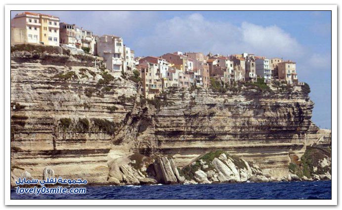 منازل على مرتفعات مطلة على البحر في أوروبا Houses-on-heights-overlooking-sea-in-Europe-01