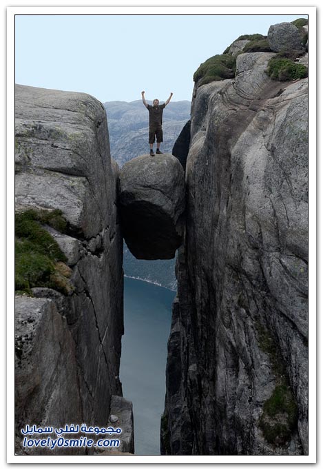 أشهر صخرة مثبته بين جبلين في النروج Kjeragbolten-In-Norway-03