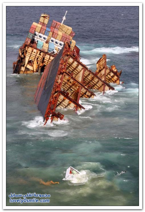 الناقلة البحرية رينا أثناء غرقها شرقي سواحل نيوزيلندا