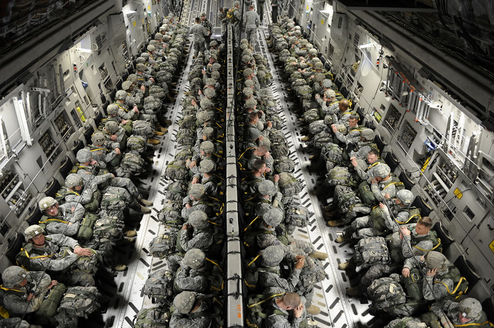 صور لبعض الأسلحة الأمريكية  .. U.S.-Army-paratroopers-with-the-82nd-Airborne-Division-sit-in-an-Air-Force-C-17A-Globemaster-III-before-an-airdrop-during-a-joint-operational-access-exercise