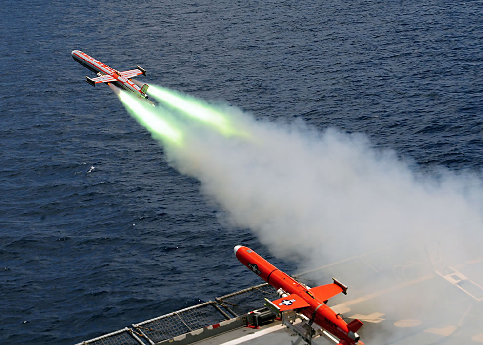 Một ngày trong cuộc sống của quân đội Mỹ A-BQM-74E-Chukar-target-drone-equipped-with-jet-assisted-takeoff-packs-launches-from-the-flight-deck-of-USNS-Amelia-Earhart