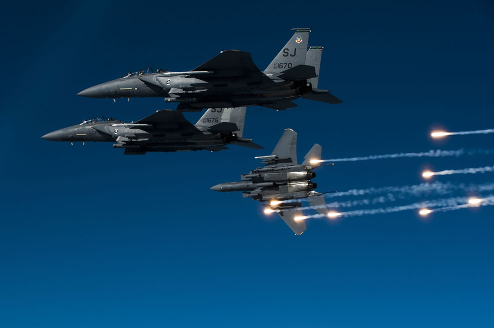 Một ngày trong cuộc sống của quân đội Mỹ A-U.S.-Air-Force-F-15E-Strike-Eagle-aircraft-with-the-335th-Fighter-Squadron-releases-flares