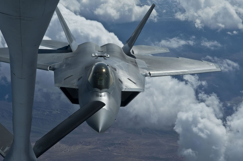 Một ngày trong cuộc sống của quân đội Mỹ A-U.S.-Air-Force-F-22-Raptor-aircraft-with-the-49th-Fighter-Wing-Holloman-Air-Force-Base-N.M.-pulls-up-for-air-refueling