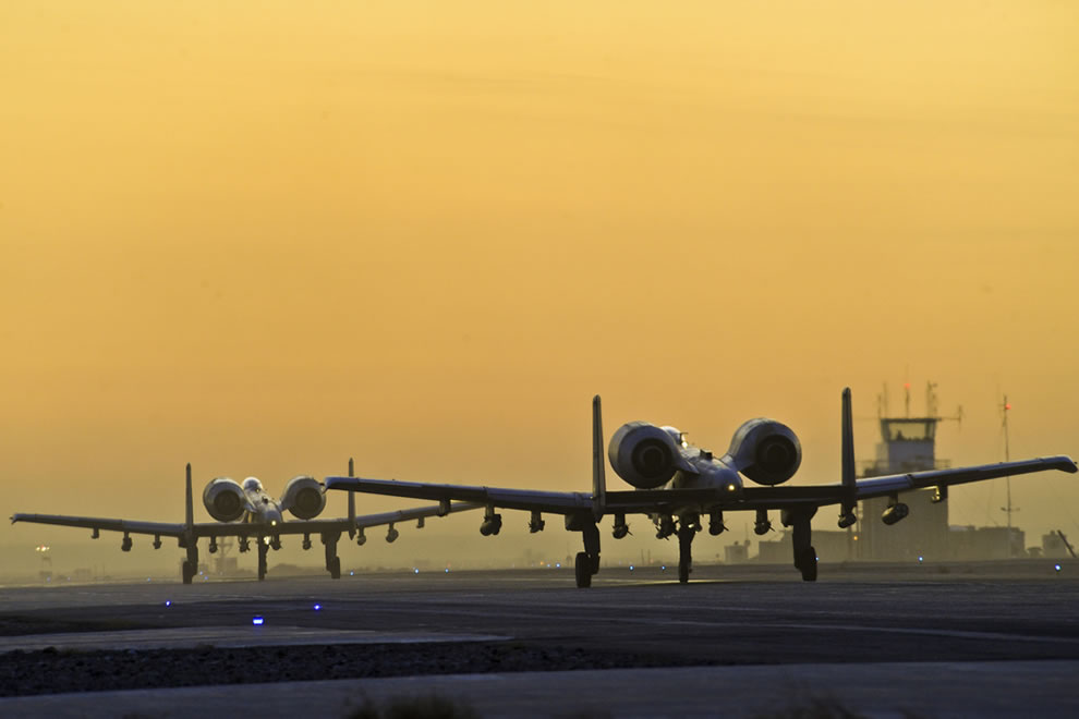 Một ngày trong cuộc sống của quân đội Mỹ A-pair-of-A-10C-Thunderbolts