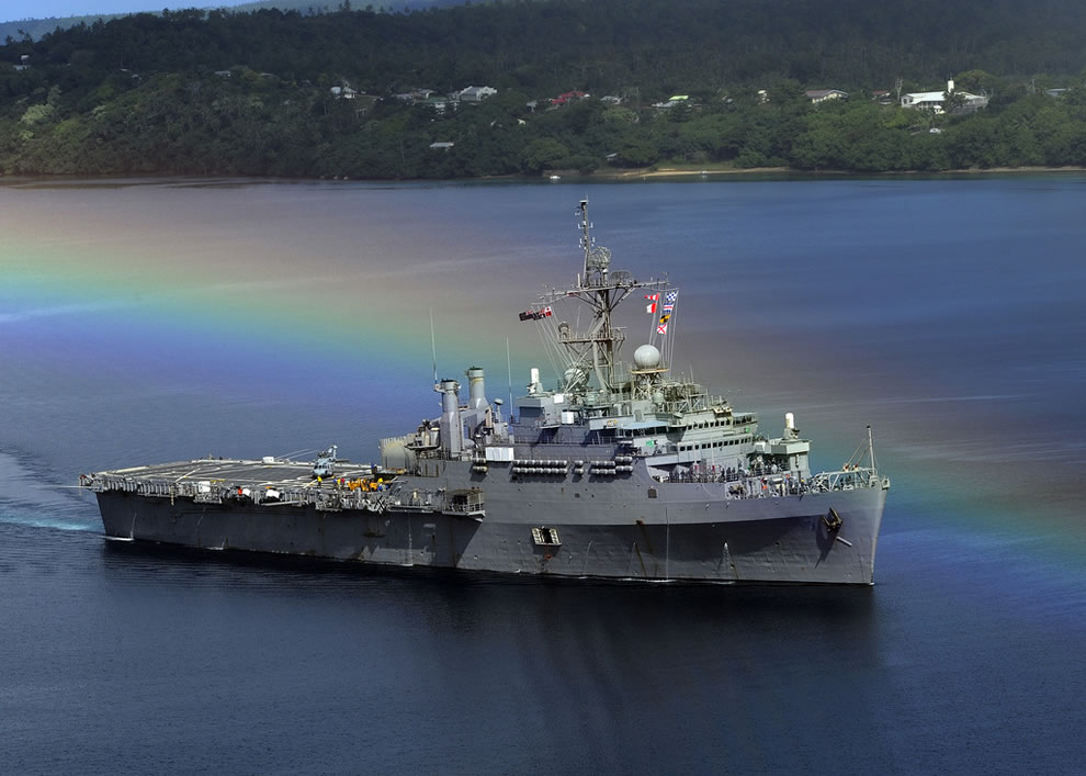 Một ngày trong cuộc sống của quân đội Mỹ Amphibious-transport-dock-ship-USS-Cleveland-