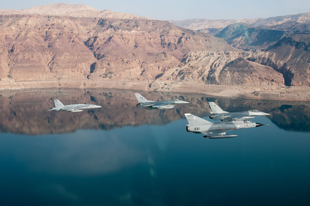 Một ngày trong cuộc sống của quân đội Mỹ Flying-over-the-Dead-Sea