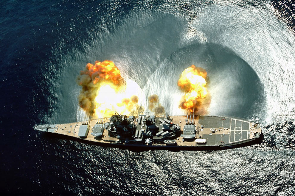 Một ngày trong cuộc sống của quân đội Mỹ SS-Iowa-BB-61-fires-a-full-broadside-of-her-nine-guns-during-a-target-exercise-near-Vieques-Island-Puerto-Rico-Note-concussion-effects-on-the-water-surface-and-16-inch-gun-barrels-in-varying-degrees-of-recoil