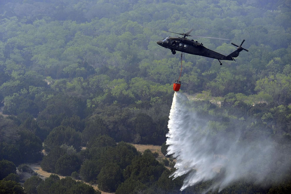 Một ngày trong cuộc sống của quân đội Mỹ Texas-National-Guard-UH-60-Black-Hawk-helicopter-with-600-gallons-of-water-to-fight-wildfires
