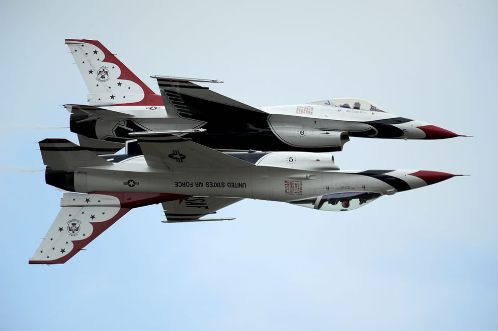 Một ngày trong cuộc sống của quân đội Mỹ Thunderbird-5-Lead-Solo-and-Maj.-J.R.-Williams-Thunderbird-6-Opposing-Solo-perform-their-signature-maneuver-the-Reflection-Pass