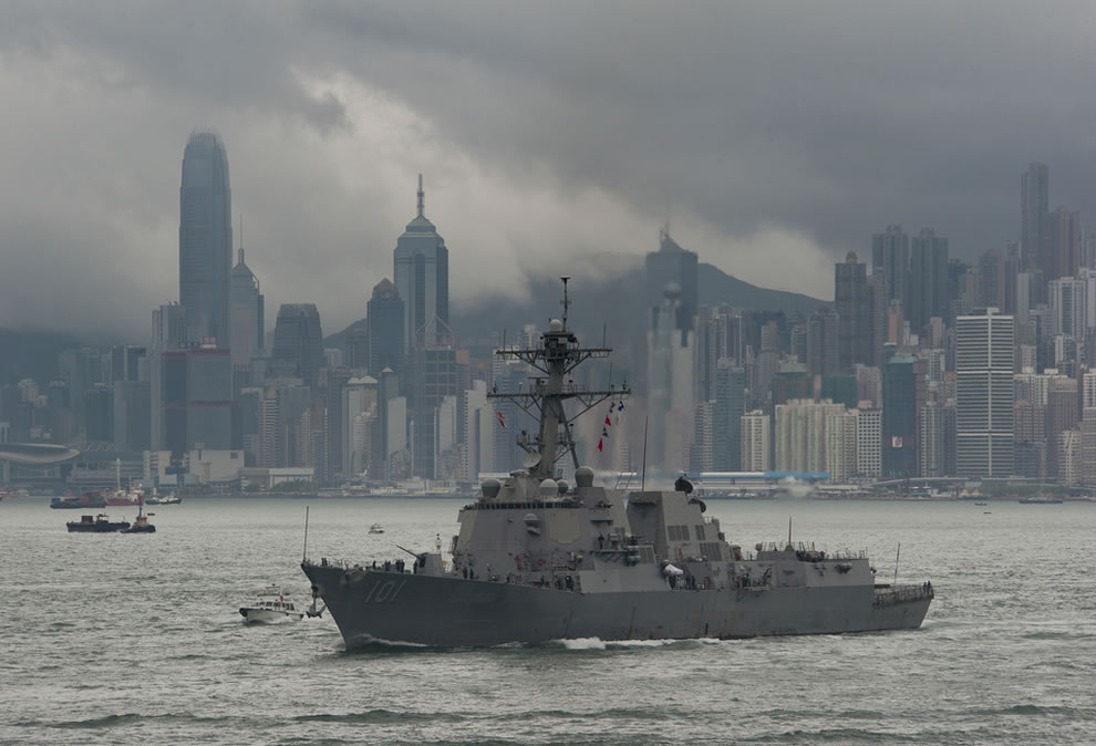 Một ngày trong cuộc sống của quân đội Mỹ U.S.-Navy-guided-missile-destroyer-USS-Gridley-arrives-in-Hong-Kong-alongside-the-aircraft-carrier-USS-Carl-Vinson