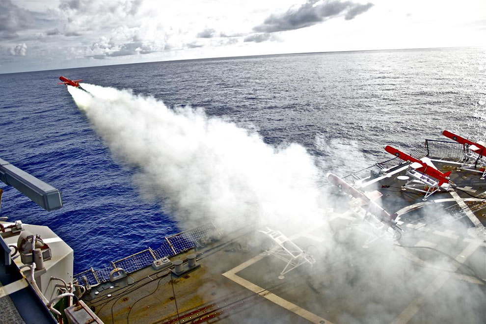 Một ngày trong cuộc sống của quân đội Mỹ Guided-missile-destroyer-USS-Lassen-DDG-82-launches-a-BQM-74E-drone-from-the-