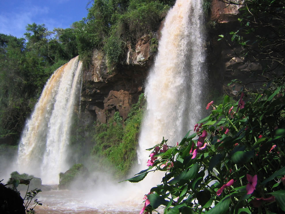 Increíble Cataratas del Iguazú: encima, debajo, o en un barco en la Garganta del Diablo, fotos  Iguaz%C3%BA-Falls-on-the-Argentinian-border-with-Brazil