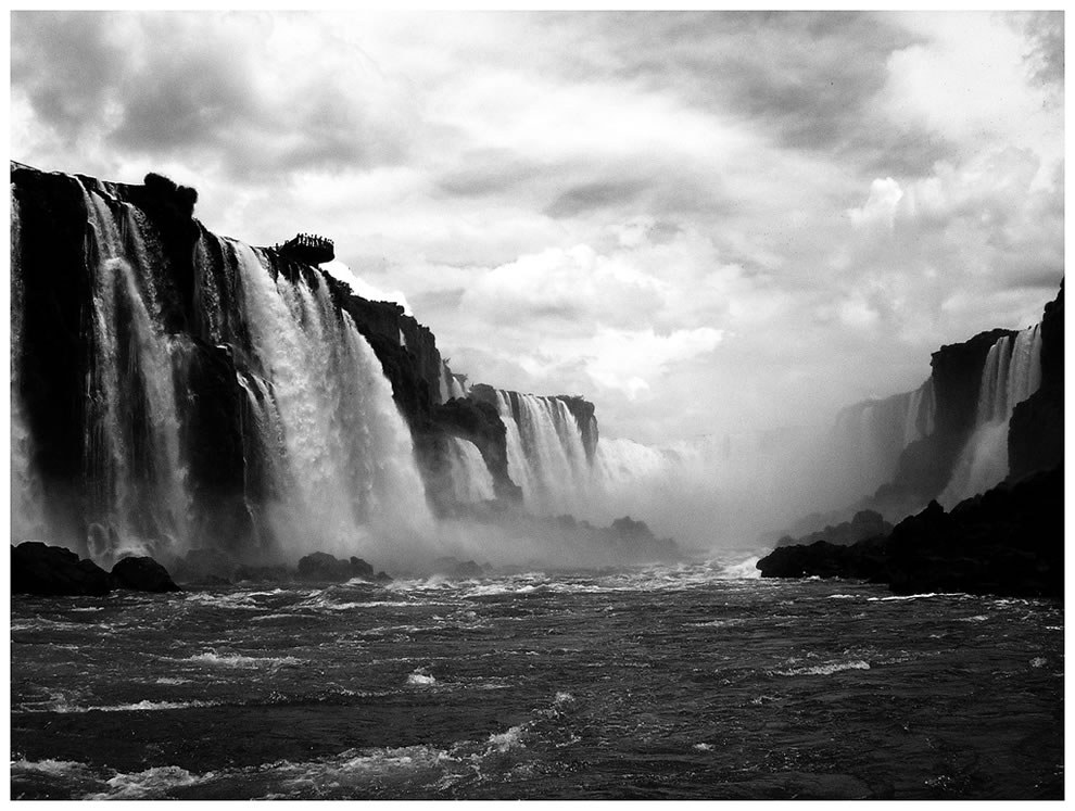 Increíble Cataratas del Iguazú: encima, debajo, o en un barco en la Garganta del Diablo, fotos  Iguazu-Falls-Brazil-in-black-and-white