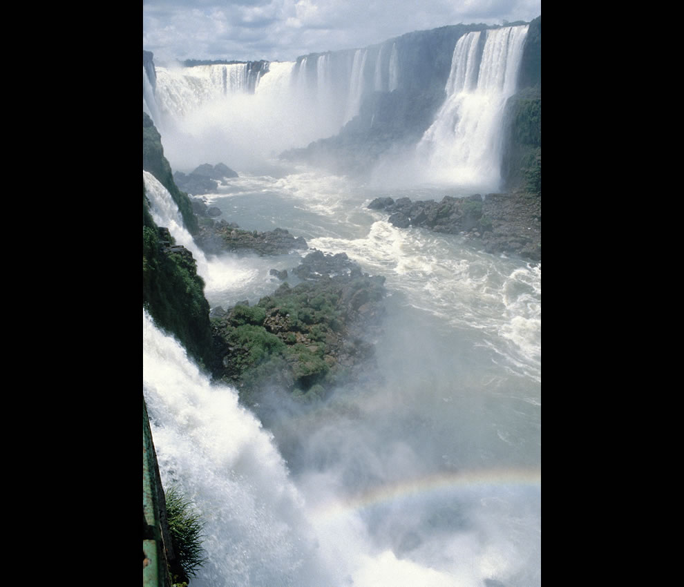 Increíble Cataratas del Iguazú: encima, debajo, o en un barco en la Garganta del Diablo, fotos  Iguazu-Falls-in-the-province-Misiones-in-Argentina