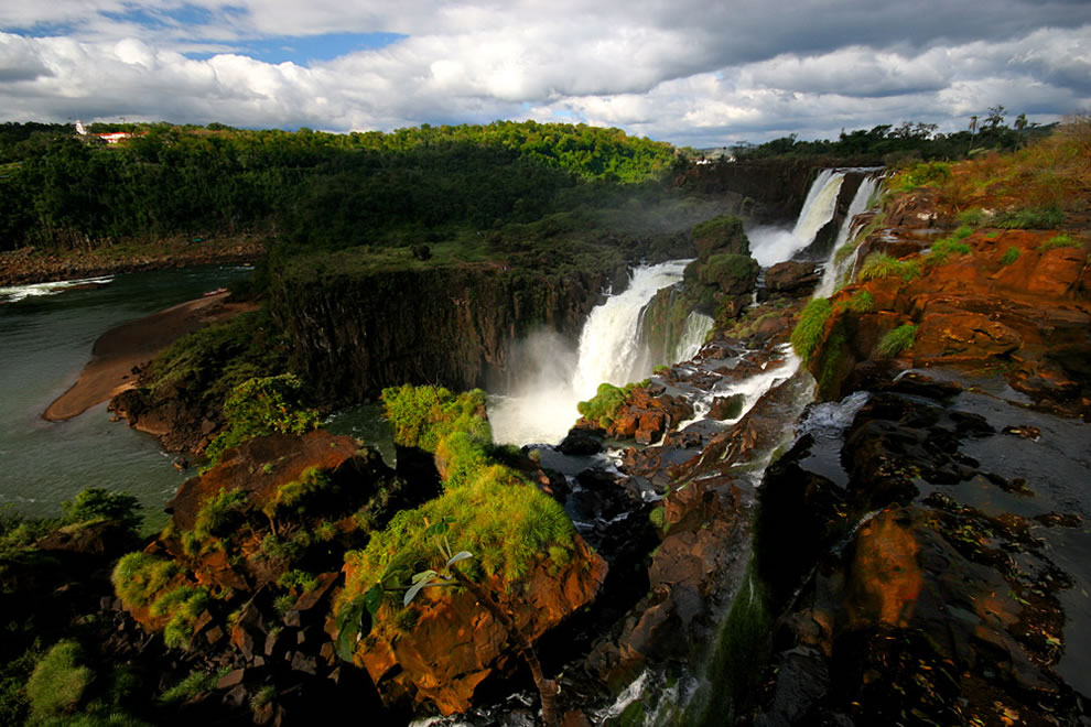 Increíble Cataratas del Iguazú: encima, debajo, o en un barco en la Garganta del Diablo, fotos  Iguazu-Falls-in-the-very-north-of-Argentina-on-the-border-with-Brazil-the-superiors