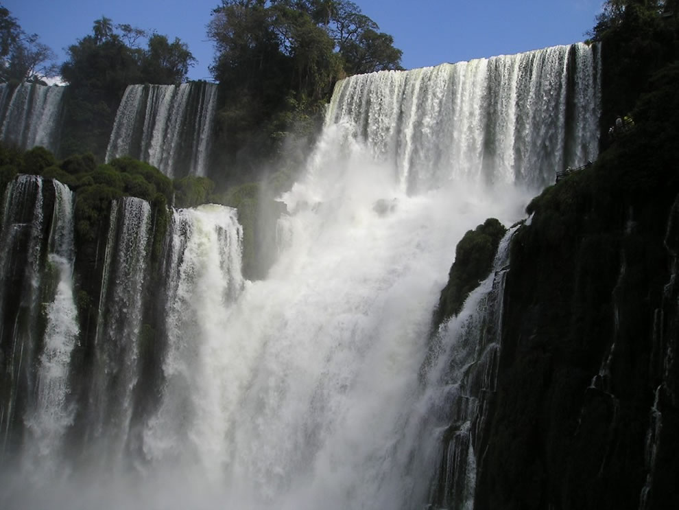 Increíble Cataratas del Iguazú: encima, debajo, o en un barco en la Garganta del Diablo, fotos  In-the-mists-from-Iguazu-Falls