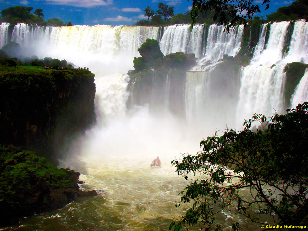 Increíble Cataratas del Iguazú: encima, debajo, o en un barco en la Garganta del Diablo, fotos  On-a-boat-in-Devils-Throat-at-Iguaz%C3%B9-