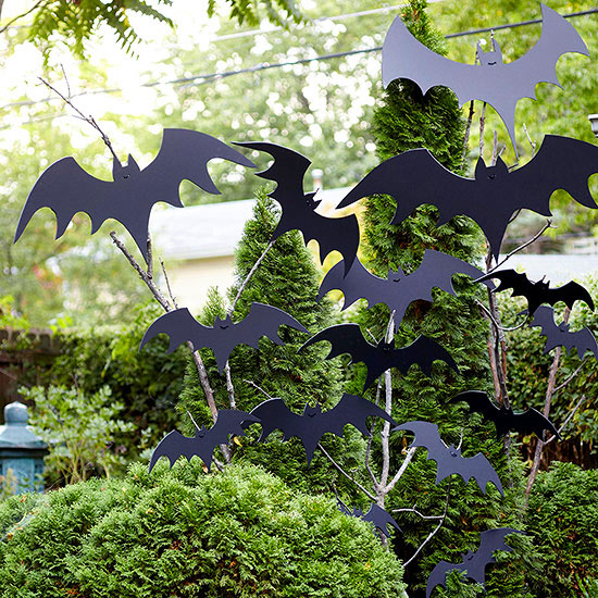 Halloween pictures - Page 3 34829-Flying-Bat-Display