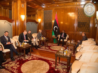 زعيمة الجرذان الامريكية ورئيسة دويلة ليبيا في زيارة لمعسكرات تدريبهم للإرهابيين والقاعدة 2014_Mar_25_09_45_21
