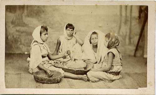 Jeunes filles préparant le couscous en studio   1865  29463_std