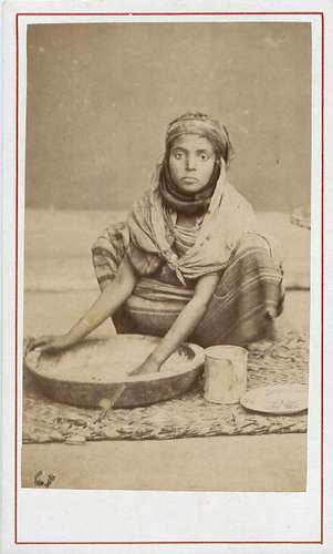 Jeune fille préparant le couscous en studio   1865-1870  29507_std