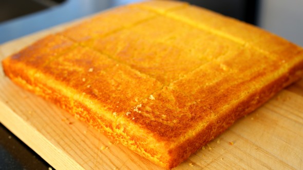  Prăjitură din făină de porumb Cornbread-square-590x332