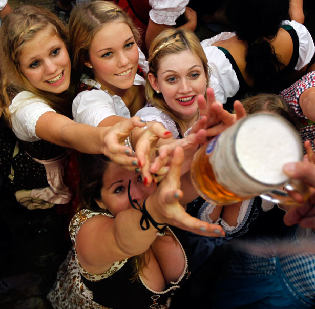 Pivo - Page 2 Girls-try-to-reach-beer-mug