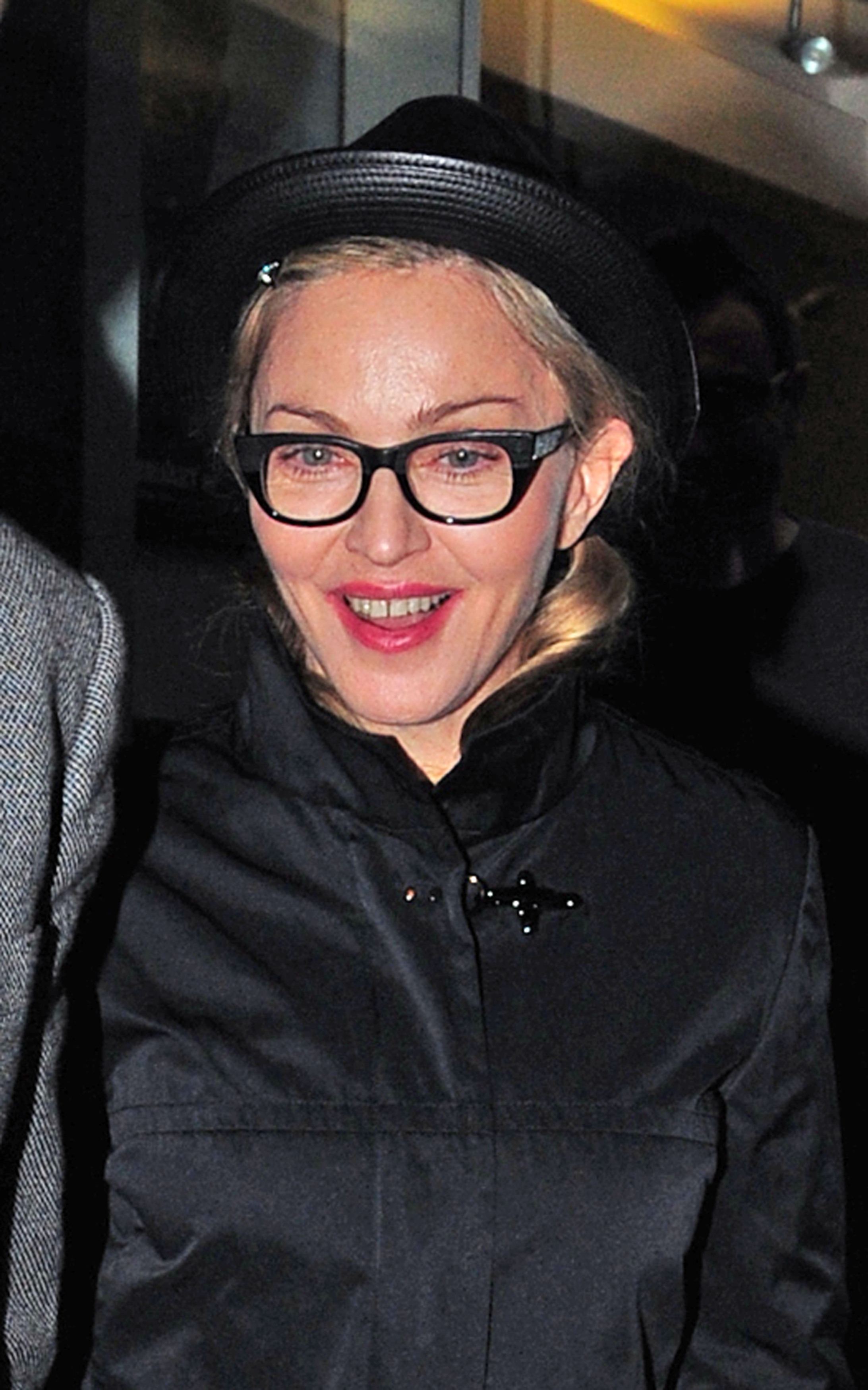 Rumores 'MDNA' >>  - Página 17 20110630-pictures-madonna-leaving-recording-studio-london-01