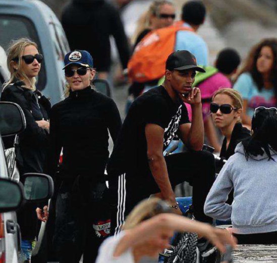 Strike a Pose >> Fotos del día a día  - Página 4 20110820-pictures-madonna-pays-basque-country-03