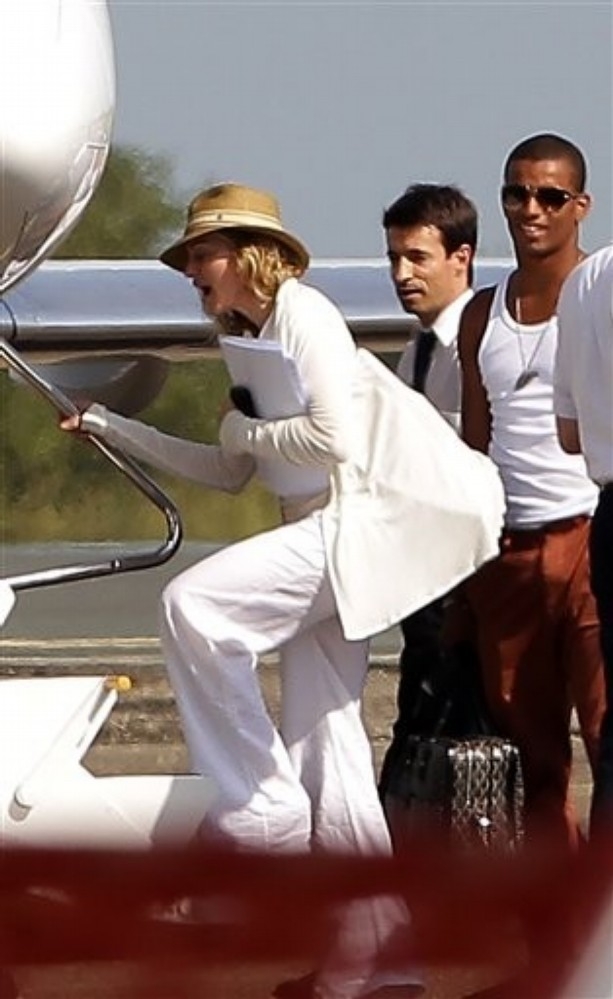 Strike a Pose >> Fotos del día a día  - Página 4 20110822-pictures-madonna-boarding-private-plane-biarritz01