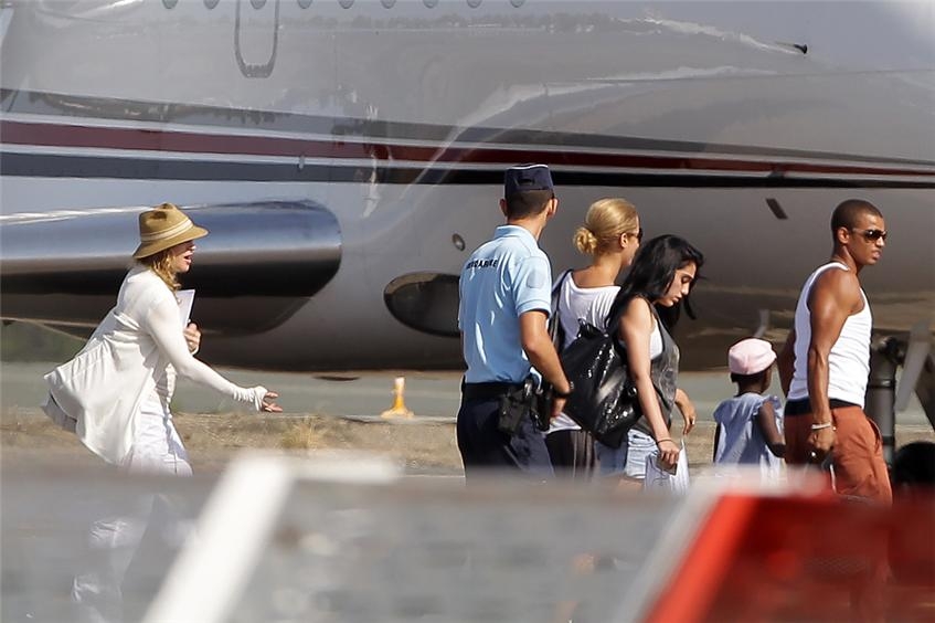 Strike a Pose >> Fotos del día a día  - Página 4 20110822-pictures-madonna-boarding-private-plane-biarritz02