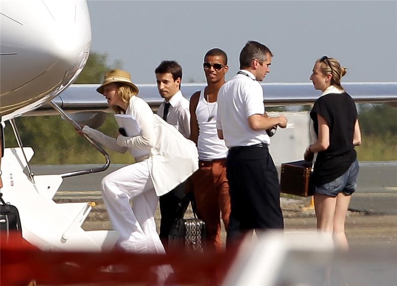 Strike a Pose >> Fotos del día a día  - Página 4 20110822-pictures-madonna-boarding-private-plane-biarritz04