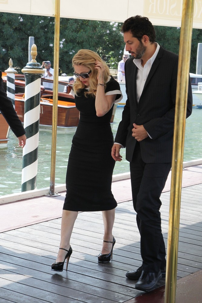 Película >> 'W.E.'  (Directora)  - Página 3 20110901-pictures-madonna-venice-film-festival-press-conference-143