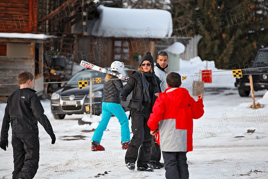 Strike a Pose >> Fotos del día a día  - Página 9 20111229-pictures-madonna-gstaad-skiing-02