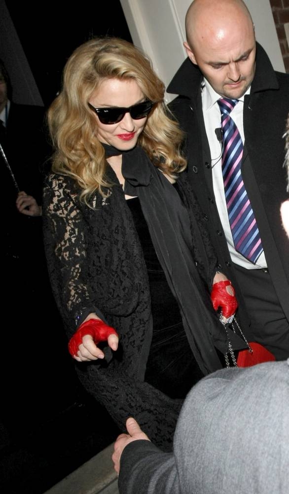 Strike a Pose >> Fotos del día a día  - Página 9 20120112-pictures-madonna-leaving-arts-club-london-06