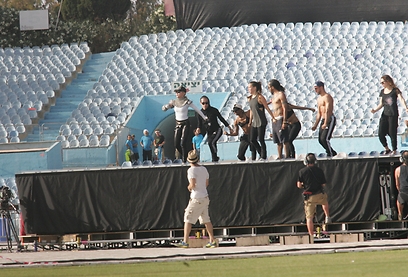 Gira >> MDNA Tour 2012 - Página 24 20120526-pictures-madonna-mdna-tour-rehearsals-tel-aviv-08